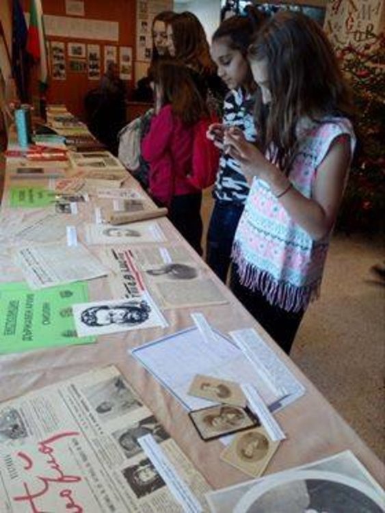 Изложба за Ботев украси фоайето на смолянско училище