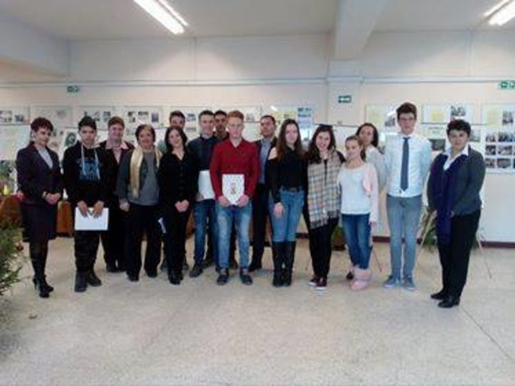 Изложба за Ботев украси фоайето на смолянско училище