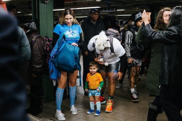 Младежи без гащи окупираха метростанции в Европа 
