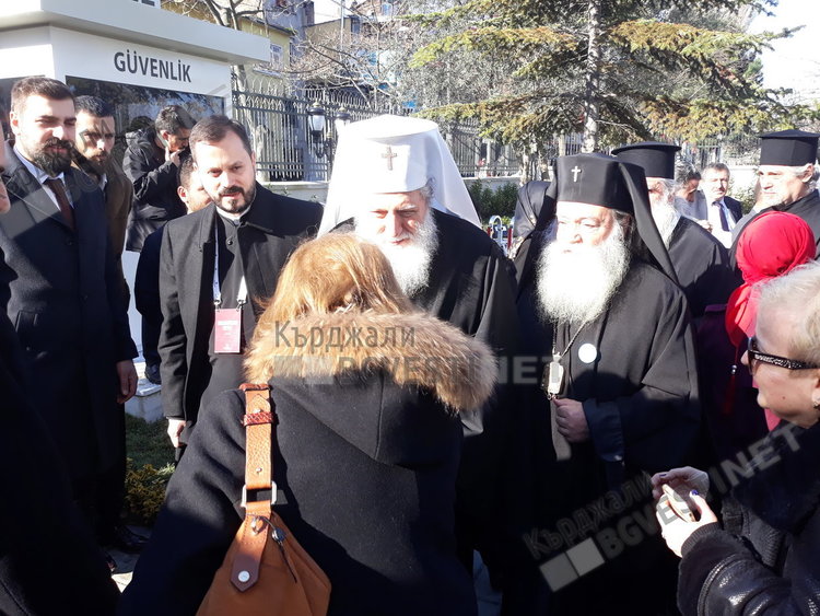 Патриарх Неофит благославя българите
