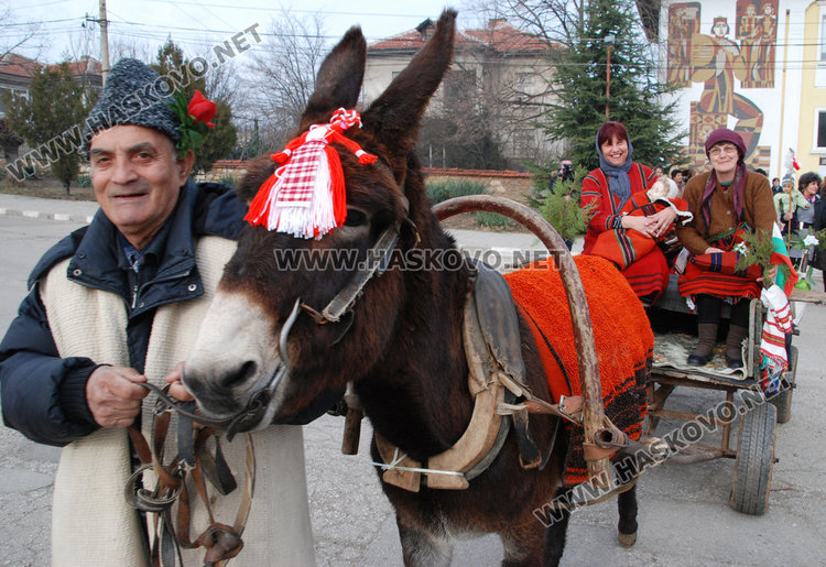 В Крепост почетоха бабите акушерки с традиционен ритуал