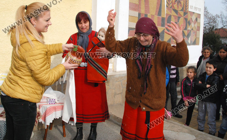 В Крепост почетоха бабите акушерки с традиционен ритуал
