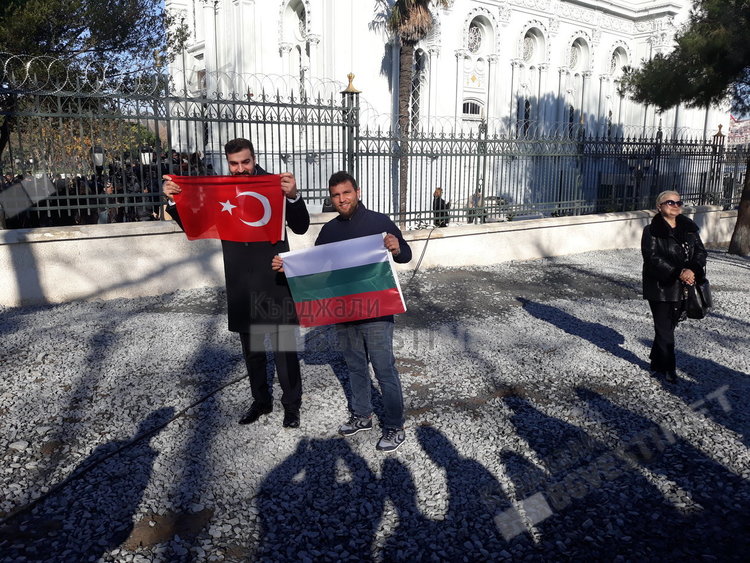 Местни жители приветстват българите