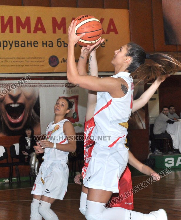 Виолина Кочева с белия екип