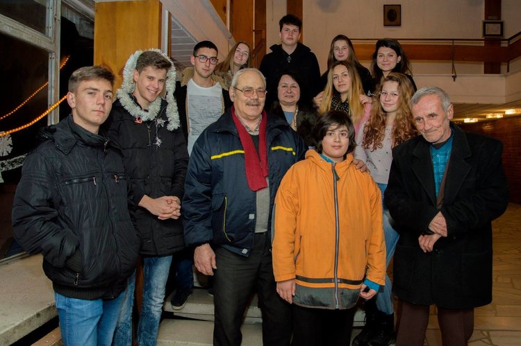 Като "наследници" на Първия театър в Средните Родопи, млади таланти получиха грамоти