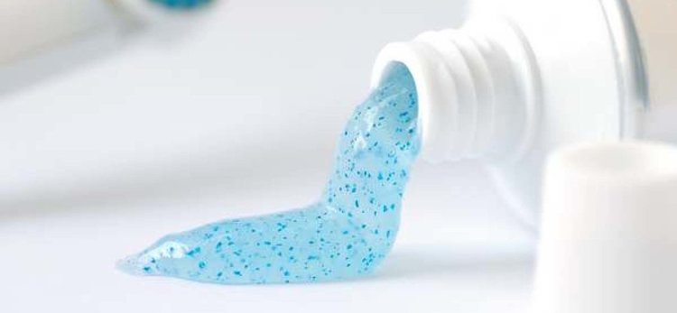 Великобритания забранява микрогранулите в козметиката