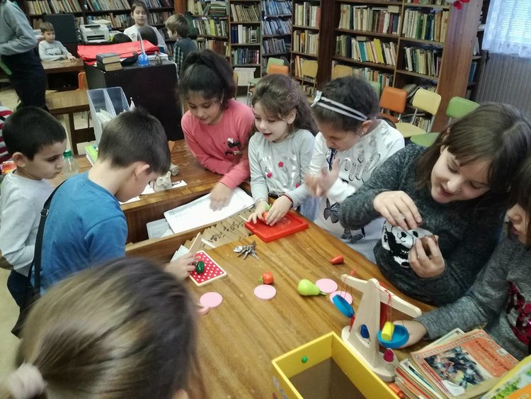 С игри и весели занимания първолаци усвоят социални умения 