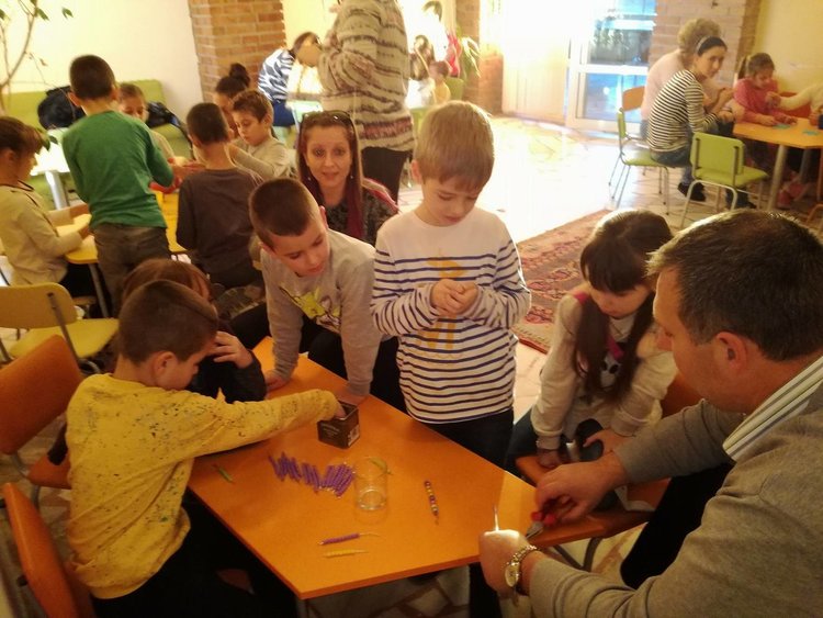 С игри и весели занимания първолаци усвоят социални умения 