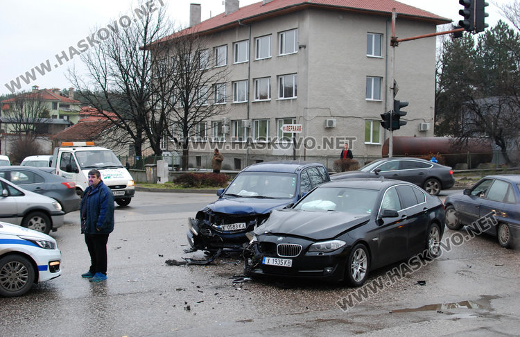 Киа засече БМВ на неработещ светофар на Кърджалийска