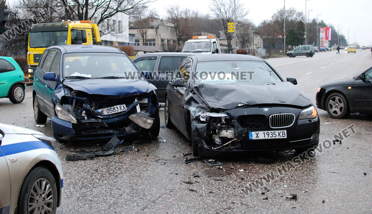 Киа засече БМВ на неработещ светофар на Кърджалийска