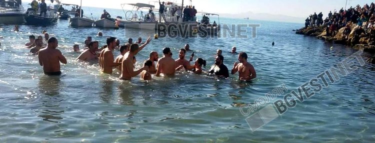 Българка пребори 40 мъжаги, извади Богоявленския кръст от залива край Атина