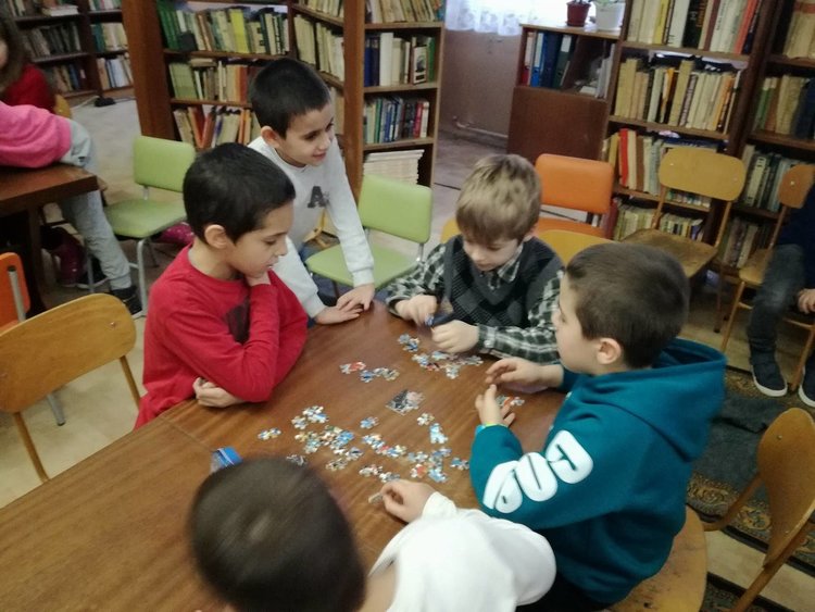 С игри и весели занимания първолаци усвоят социални умения 