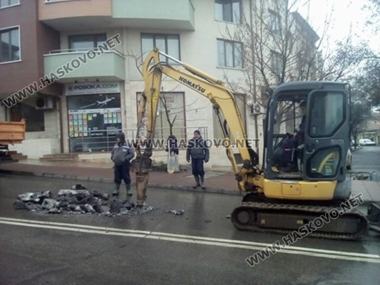 ВиК затапи движението по бул. „Съединение“ заради авария