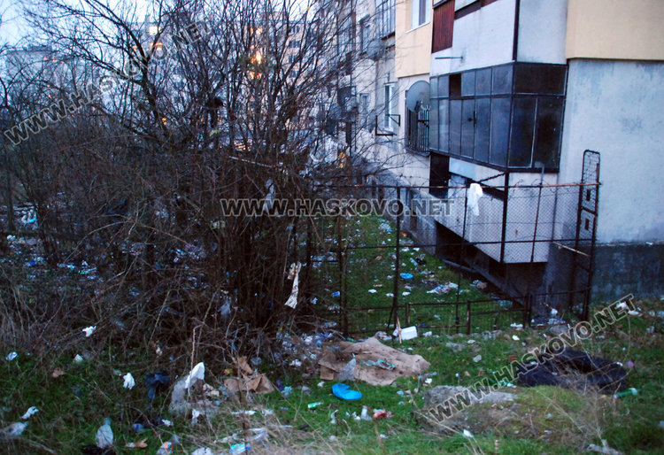 Блок 40 в Орфей тъне в боклуци, глобата до 5000 лева