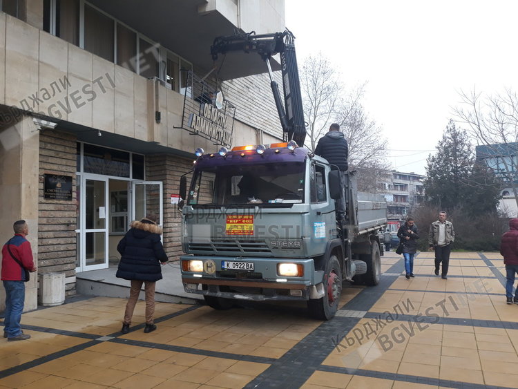 Белият кораб с втора табела, поставят надпис за Областна администрация