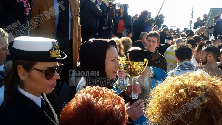 Юлия е щастлива да се поздрави с купата, която получава всеки, успял да извади Богоявленското разпятие от големия залив