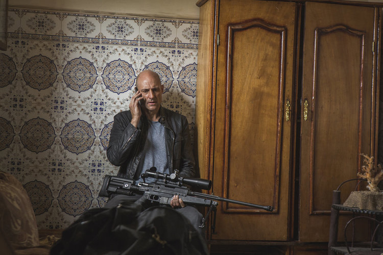 Марк Стронг в ролята на Макс Ийстън в предстоящия шпионски сериал на FOX ДЪЛБОКАТА ДЪРЖАВА (DEEP STATE). Copy Right: Fox Networks Group