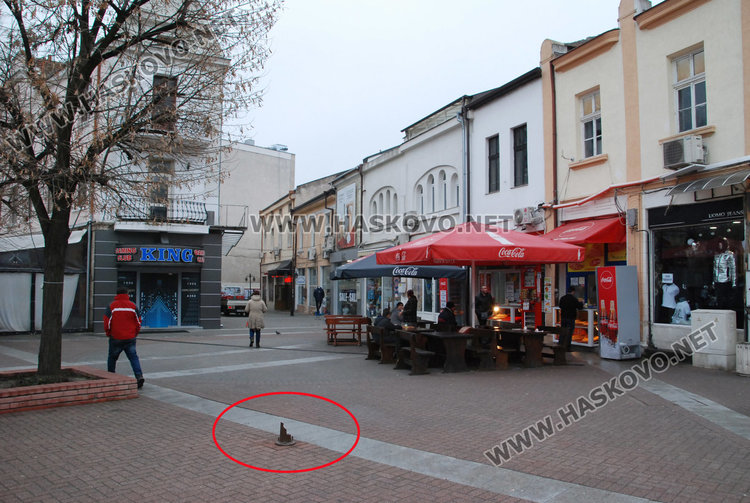 Бял бус счупи лампа в центъра на Хасково, шофьорът се покрил