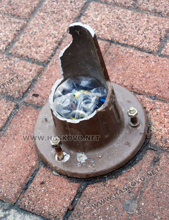 Бял бус счупи лампа в центъра на Хасково, шофьорът се покрил