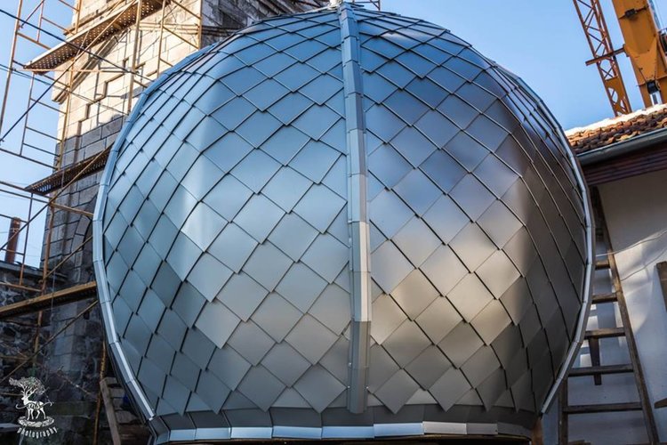 Поставиха реставрирания купол на камбанарията в Брягово