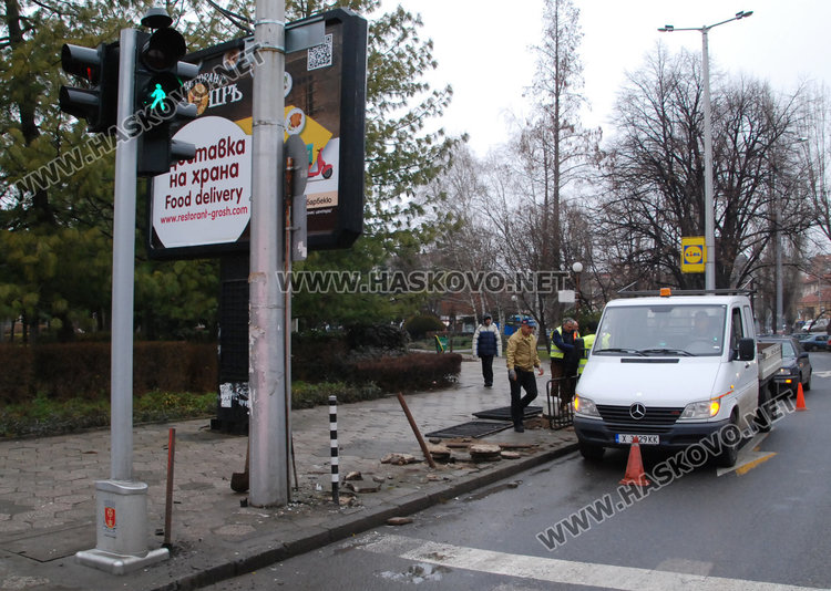 Мерцедес изкърти мантинелите до Бизнесцентъра, за малко да потроши и Лед светофара