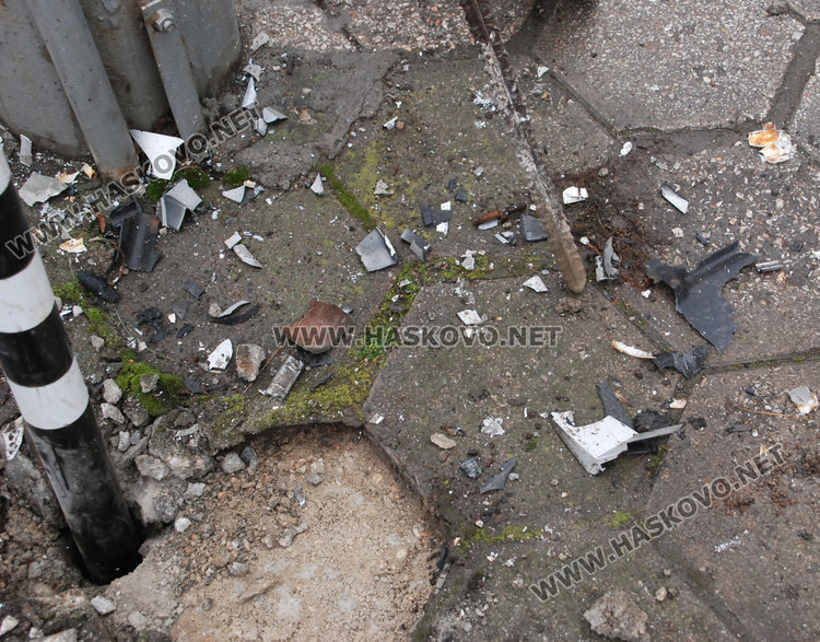 Мерцедес изкърти мантинелите до Бизнесцентъра, за малко да потроши и Лед светофара