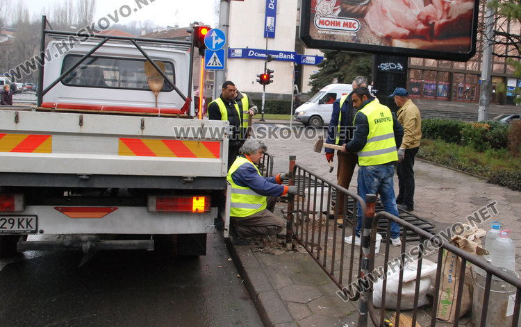 Мерцедес изкърти мантинелите до Бизнесцентъра, за малко да потроши и Лед светофара