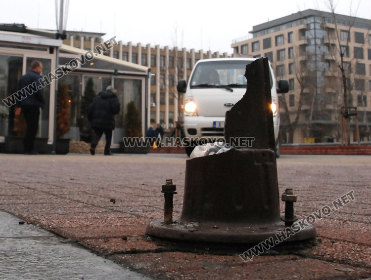 Бял бус счупи лампа в центъра на Хасково, шофьорът се покрил