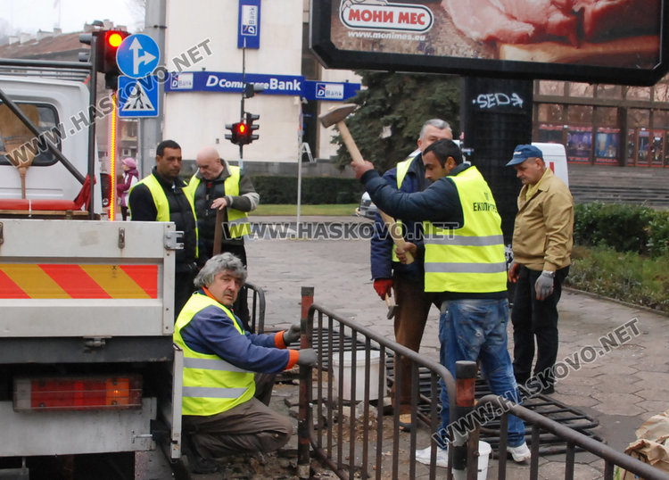 Мерцедес изкърти мантинелите до Бизнесцентъра, за малко да потроши и Лед светофара