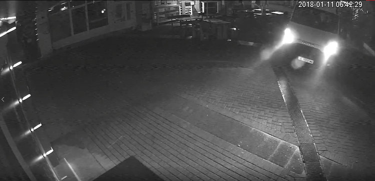 Бял бус счупи лампа в центъра на Хасково, шофьорът се покрил