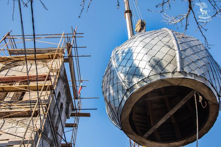 Поставиха реставрирания купол на камбанарията в Брягово