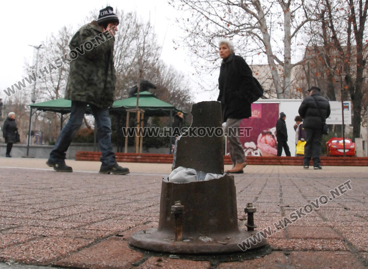 Бял бус счупи лампа в центъра на Хасково, шофьорът се покрил