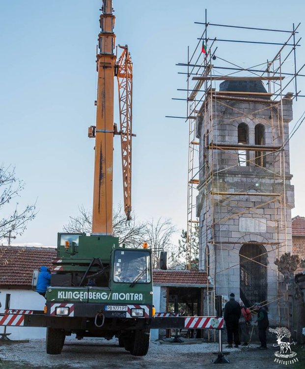 Поставиха реставрирания купол на камбанарията в Брягово