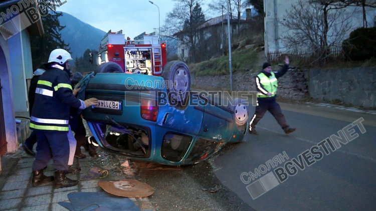 Кола се обърна на таван заради висока скорост и пясък по асфалта