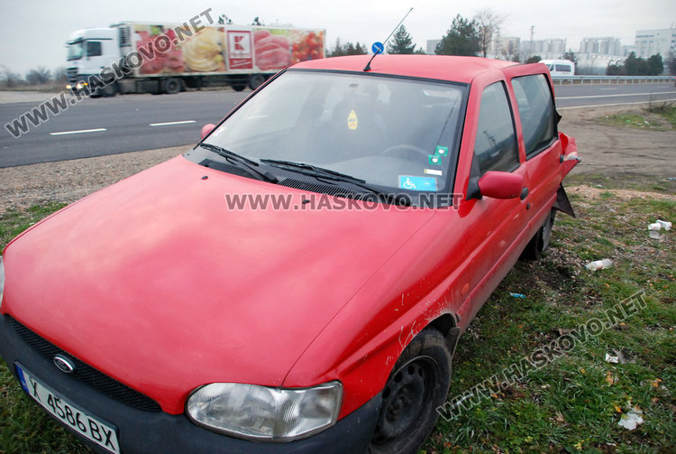 Ауди А8 се вряза във Форд на инвалид край Хасково