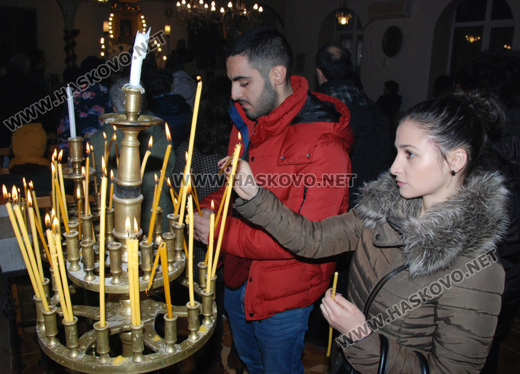 Рафи с осветен нар за здраве от арменската църква в Хасково