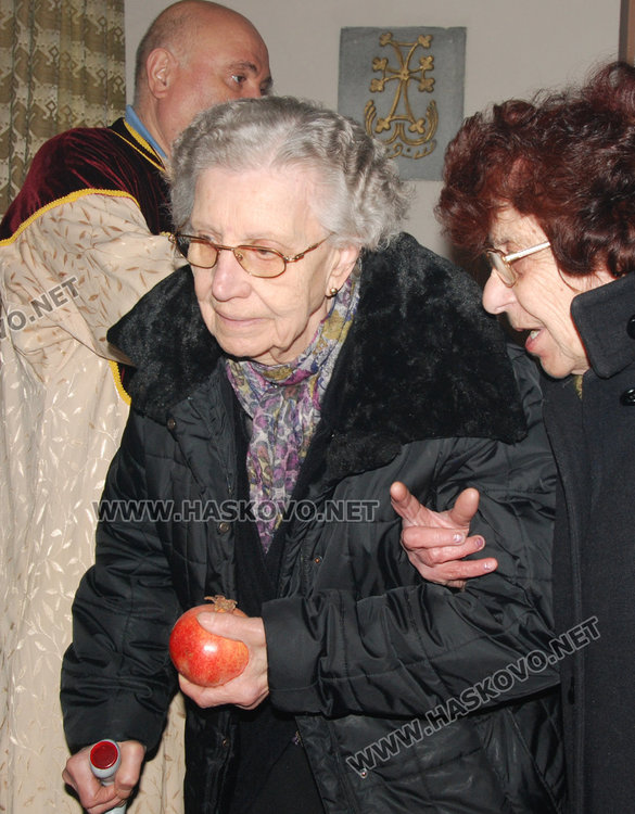 Рафи с осветен нар за здраве от арменската църква в Хасково