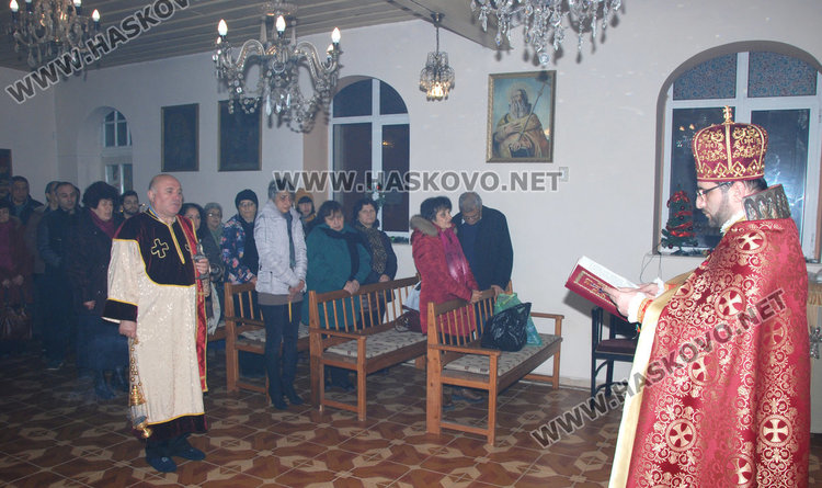 Рафи с осветен нар за здраве от арменската църква в Хасково