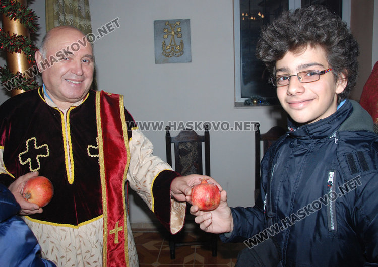 Рафи с осветен нар за здраве от арменската църква в Хасково