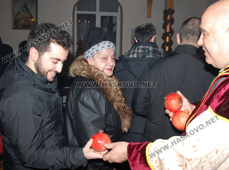 Рафи с осветен нар за здраве от арменската църква в Хасково