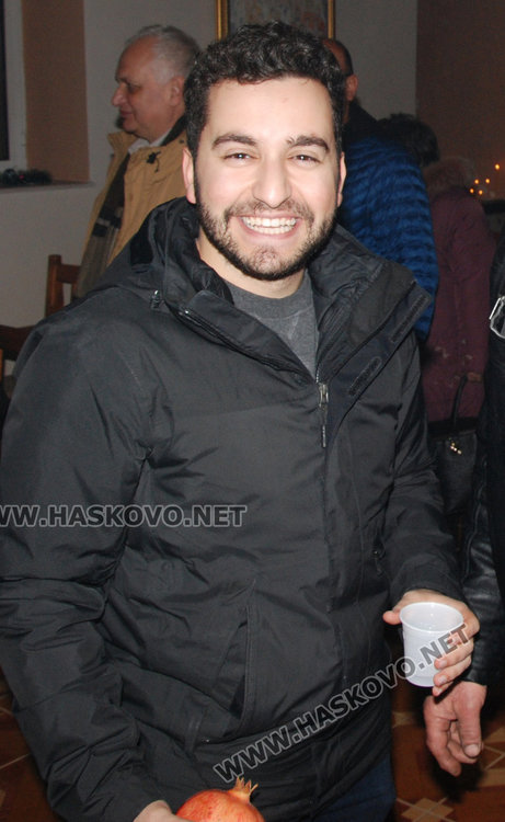 Рафи ще отнесе нар и светена вода у дома