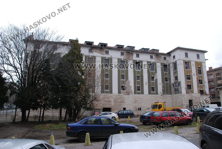 Новите собственици укрепват фасадата на Марса, сградата става хотел