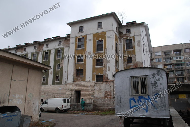 Новите собственици укрепват фасадата на Марса, сградата става хотел