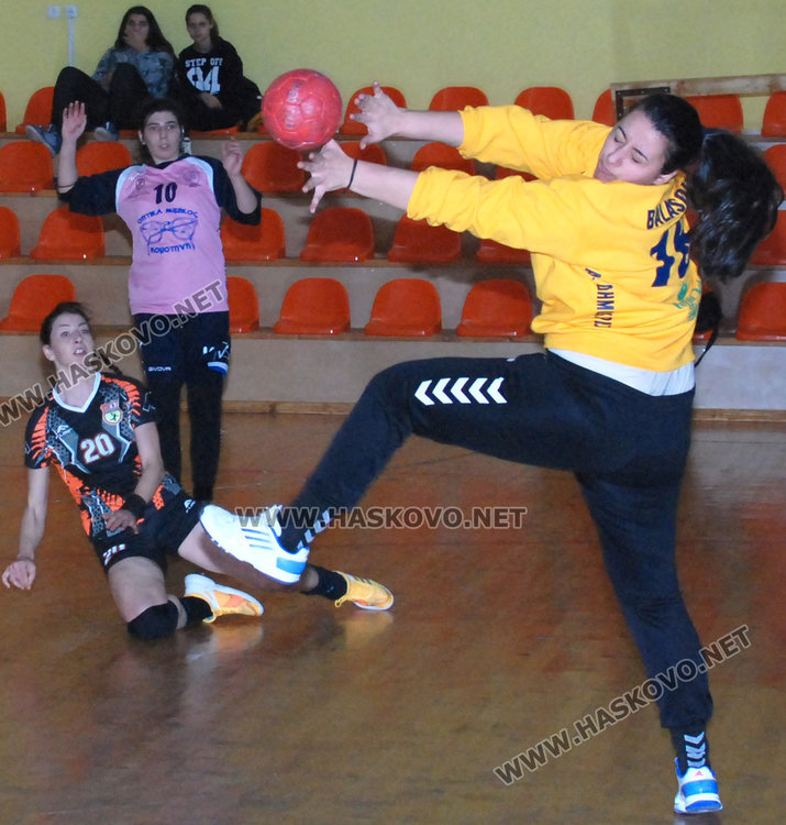 Хандбалистките на Хасково надиграха Комотини в контрола