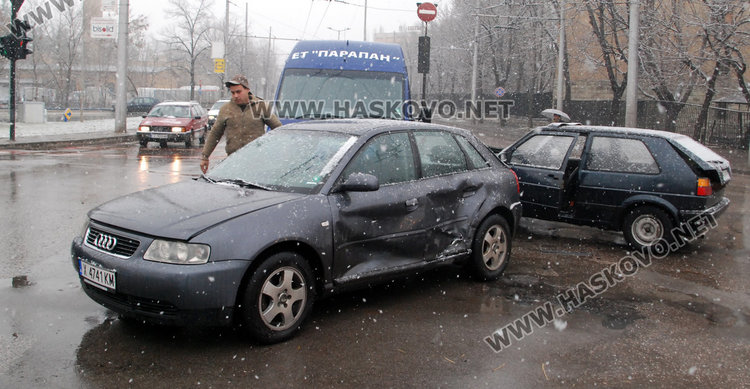 Три коли се удариха на кръстовището до Цигарената, 53-годишен пострада