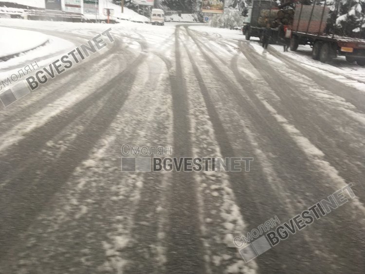 Пътищата в Смолянско заснежени, затворени проходи няма, "Пампорово" с ограничения