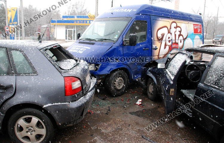 Три коли се удариха на кръстовището до Цигарената, 53-годишен пострада