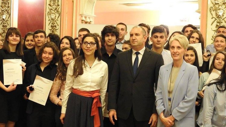 Студентката Елена Иванова получи Международна награда от херцога на Единбург