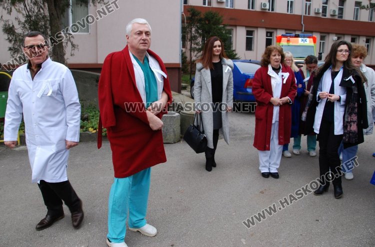 Символичен протест събра в двора на димитровградската болница днес представители на МБАЛ "Св.Екатерина", Медицинския център и общопрактукуващи лекари