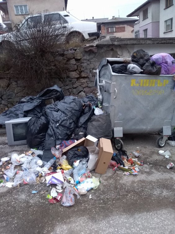 Смолянчани алармират: Боклуци преливат от кошовете в града
